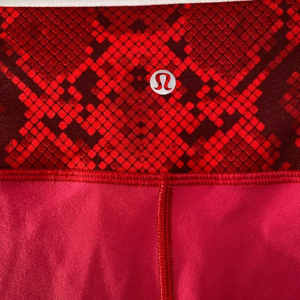 Lululemon Women's Leggings Wunder Under Cropped Reversible Ziggy Snake Red Tide8 - Picture 5 of 13